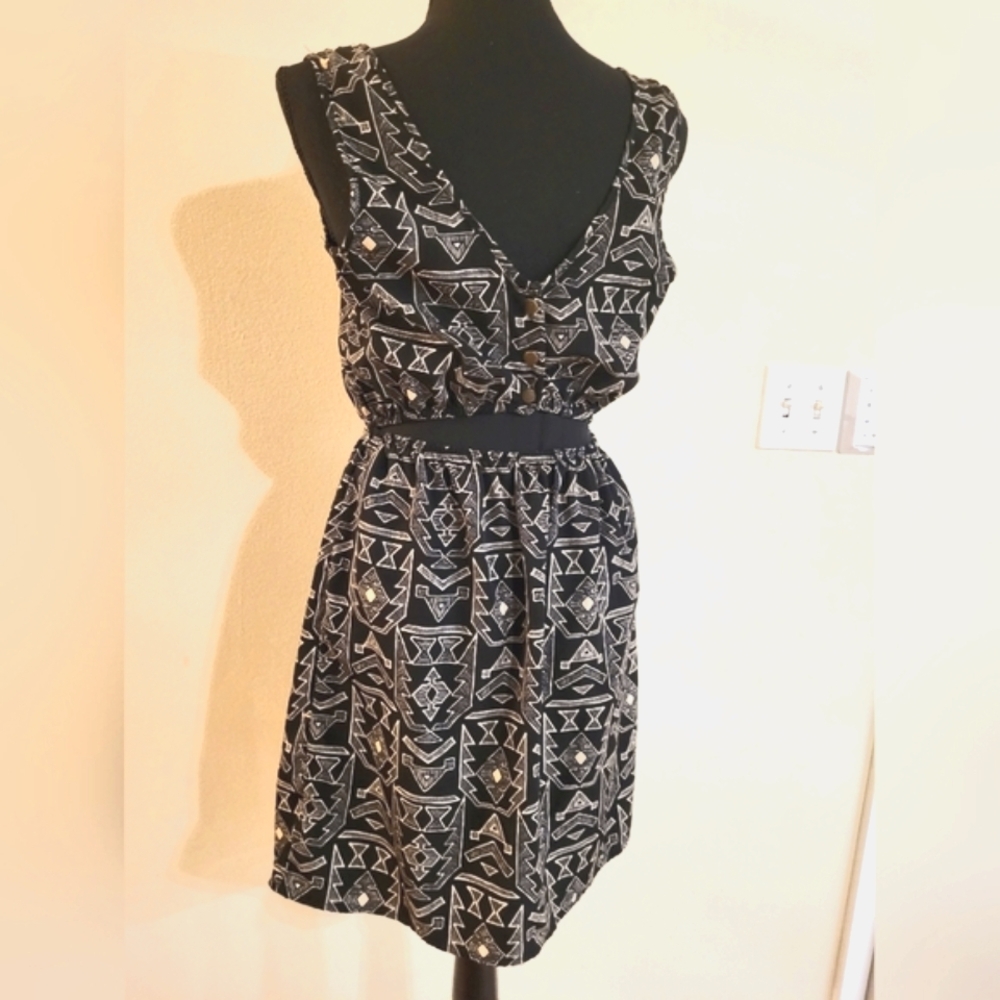 "One Clothing" Black and Cream Mini‎ Dress W/Geometric Print (Size Medium) - Picture 8 of 13